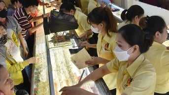 Cuối ngày 24-6, giá vàng bất ngờ rớt thẳng đứng