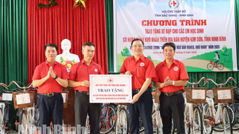 Trao tặng xe đạp cho học sinh có hoàn cảnh khó khăn ở huyện Kim Sơn