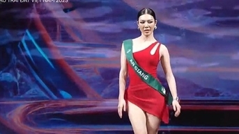Thí sinh hoa hậu catwalk với đồ tái chế từ bao tải, diễn áo tắm rực lửa