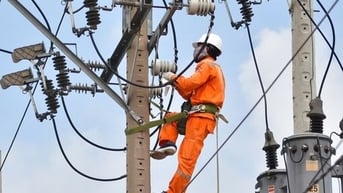 Chủ động bảo đảm an toàn điện mùa mưa bão