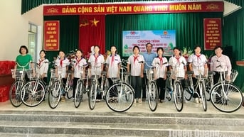 Món quà ý nghĩa cho người khuyết tật và trẻ mồ côi