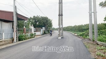 Bất cập hàng cột điện giữa lòng đường