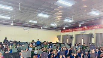 Sinh viên thi "Rung chuông vàng" tìm hiểu truyền thống lực lượng Công an nhân dân