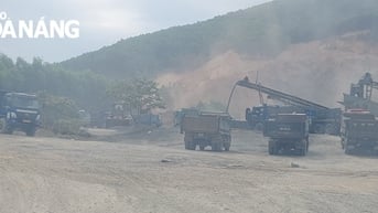 Khan hiếm đá xây dựng, xe tải xếp hàng ở mỏ đá