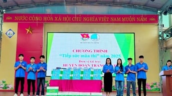 Trao quà tiếp sức mùa thi cho học sinh lớp 12 tại điểm thi Trường THPT Tràng Định