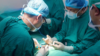 Phẫu thuật cho 2 bé trai ở Đà Lạt bị vùi dương vật bẩm sinh