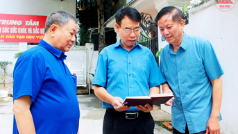 Cán bộ mặt trận gương mẫu, hết lòng vì dân