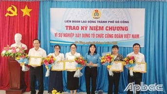 TP. Gò Công: Trao Kỷ niệm chương của Tổng Liên đoàn Lao động Việt Nam cho 14 đồng chí lãnh đạo, cán bộ Công đoàn