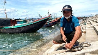 Luồng lạch bồi lấp, ngư dân gặp khó đưa tàu thuyền vào cảng cá mới xây dựng