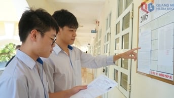 Các thí sinh làm thủ tục dự thi thi tốt nghiệp THPT năm 2025