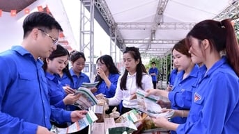 Nhiều sản phẩm làng nghề tại Ngày hội Người Việt Nam ưu tiên dùng hàng Việt Nam