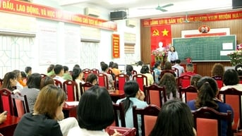 Họp cán bộ làm công tác coi thi tại điểm thi tốt nghiệp THPT