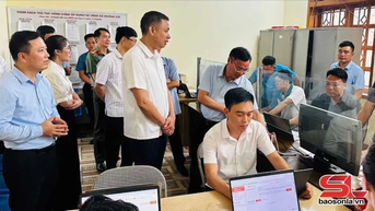 Đồng chí Phó Chủ tịch UBND tỉnh Kiểm tra vận hành thử nghiệm chính quyền địa phương 2 cấp tại Phù Yên