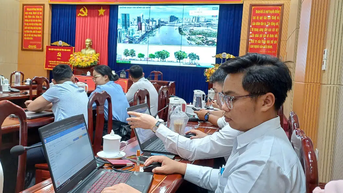 ប៊ិញឌឿង៖ មន្ត្រី និងមន្ត្រីរាជការរាប់រយនាក់បានចូលរួមសន្និសីទអនឡាញ ដើម្បីប្រកាសអំពីគម្រោងកែសម្រួលផែនការទូទៅនៃទីក្រុងហូជីមិញ។