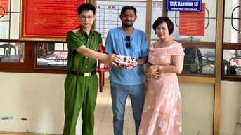 Công an phường Hồng Gai nỗ lực tìm kiếm điện thoại bị rơi cho du khách quốc tế