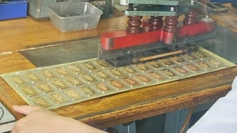Vì sao giá vàng trong nước neo cao bất thường?