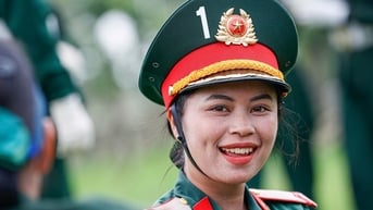 Hàng nghìn nữ chiến sĩ đổ mồ hôi trong buổi hợp luyện nhiệm vụ A80