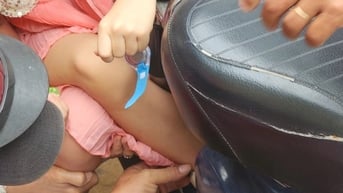 Giải cứu bé gái 6 tuổi chân vướng vào bánh xe máy