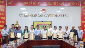 Thạnh Phú trao chứng nhận cho 9 sản phẩm đạt OCOP 3 sao