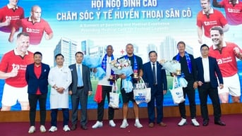 Teddy Sheringham và các huyền thoại ‘Man đỏ’ tạo ấn tượng mạnh tại Bệnh viện đa khoa Tâm Anh