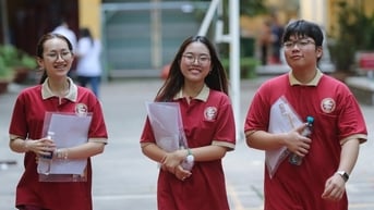 Thí sinh TPHCM rạng rỡ trong ngày làm thủ tục dự thi THPT