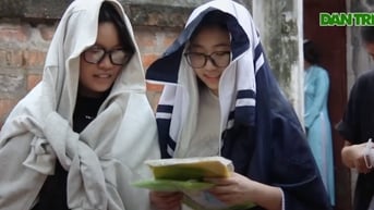 Sĩ tử Hà Nội "đội mưa" tới Văn Miếu cầu may trước ngày thi tốt nghiệp THPT