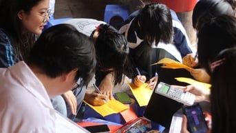 Sĩ tử viết sớ cầu may tại Văn Miếu trước kỳ thi tốt nghiệp THPT 2025