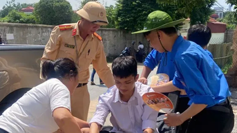 Thí sinh đi xe lăn đến làm thủ tục thi tốt nghiệp