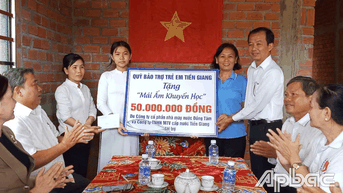 Bàn giao "Mái ấm khuyến học" cho em Nguyễn Ngọc Thùy Linh
