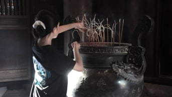“Cúng điểm” mùa thi tốt nghiệp THPT: Niềm tin gói ghém nỗi lo của sĩ tử