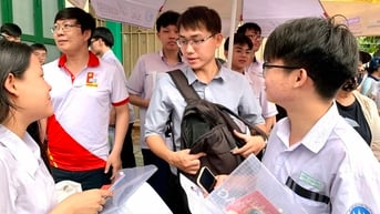 Thầy cô túc trực tại điểm thi tốt nghiệp THPT 'tiếp sức' học trò