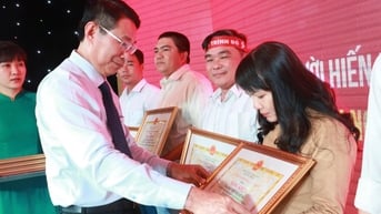 Tôn vinh người hiến máu tình nguyện và phát động chương trình Hành trình Đỏ