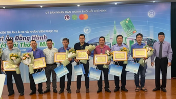 Tôn vinh 30 tài xế và nhân viên phục vụ xe buýt