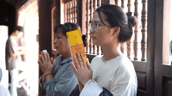 Hàng trăm Sĩ tử đến chùa Đậu cầu may trước kỳ thi THPT 2025