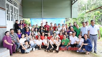 ‘Khát vọng sống’ trao hơn 303 triệu đồng trợ giúp gia đình chị Hoàng Thị Hà