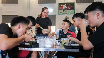 Bữa cơm đong đầy yêu thương của cha mẹ trong 'ký túc xá dã chiến' mùa thi