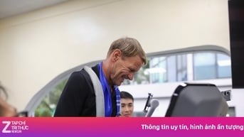 Sheringham ngỡ ngàng trước tình yêu của fan tại Việt Nam