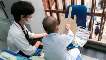 Nhóm học sinh mở lớp học vẽ bên giường bệnh nhi