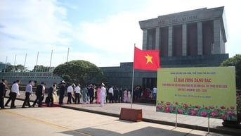 Đoàn đại biểu Đảng bộ Bộ VHTTDL viếng Lăng và báo công dâng Bác