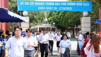 Thi tốt nghiệp THPT 2025: Thí sinh Phú Yên bật khóc khi đọc đề ngữ văn