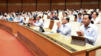 Miễn học phí cho học sinh công lập, học sinh tư thục được hỗ trợ