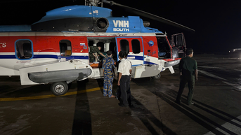Đưa bệnh nhân bằng trực thăng từ đảo Tiên Nữ về Bệnh viện Quân y 175 điều trị