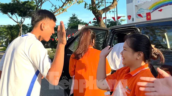 Đại gia đình đưa 21 sĩ tử đặc biệt ở Đà Nẵng đi thi