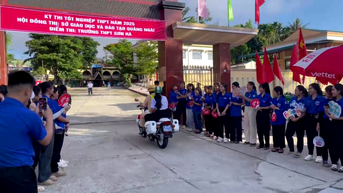 Cảnh sát giao thông kịp thời hỗ trợ thí sinh bị trễ giờ thi