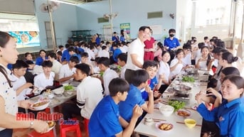 Ấm lòng bữa cơm tiếp sức mùa thi