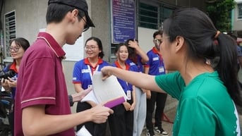 Túc trực tại điểm thi, cô hiệu phó lo lắng điểm danh từng học sinh của mình