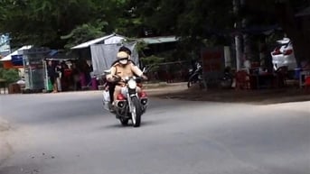 3 thí sinh ngủ quên được Cảnh sát đón đến trường thi bằng xe mô tô đặc chủng