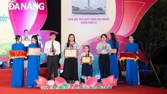 'Cánh én hồng' tài năng và tâm huyết