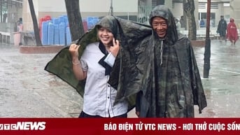 Thí sinh đội mưa về nhà sau thi môn Toán tốt nghiệp THPT
