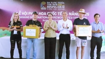 Lãnh đạo thành phố động viên hai đội pháo hoa Hàn Quốc và Ý